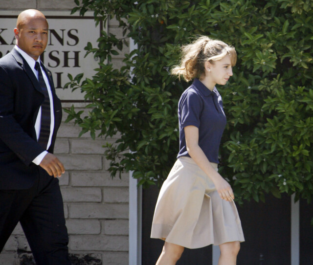 MEDIETRYKK: Etter at det ble kjent hvem faren hennes var i 2006, ble 14-årige Jazmin Grace Grimaldi utsatt for et høyt trykk fra presse og paparazzi. Her blir hun eskortert til skolen St. Margarets Episcopal i Palm Desert, California i juni 2006. Foto: AP MEDIETRYKK: Etter at det ble kjent hvem faren hennes var i 2006, ble 14-årige Jazmin Grace Grimaldi utsatt for et høyt trykk fra presse og paparazzi. Her blir hun eskortert til skolen St. Margarets Episcopal i Palm Desert, California i juni 2006. Foto: AP